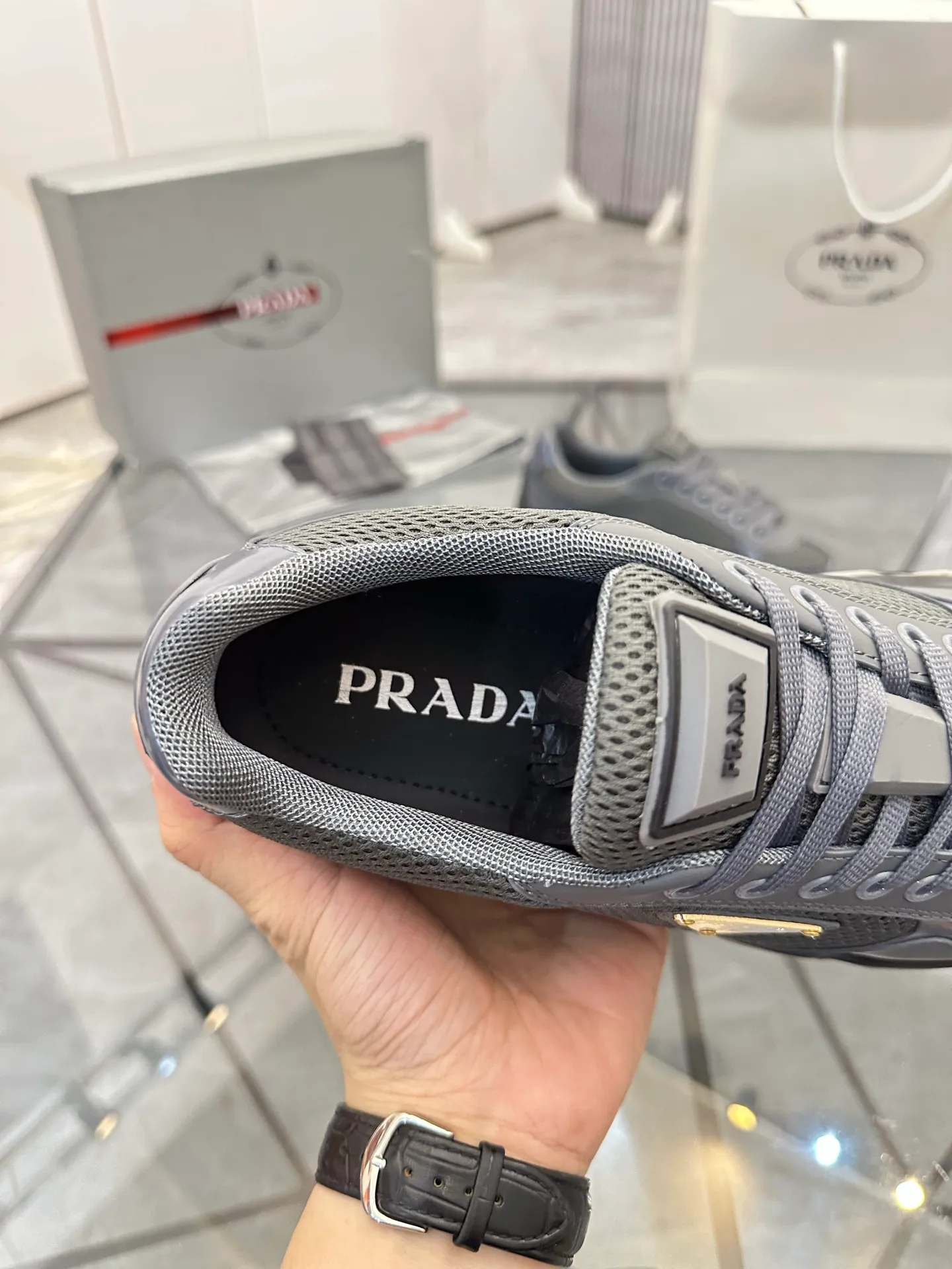 Men's shoes for sale 💰: 💰P660¥ High-end top quality Product trademark: Prada *"Prada*" low-top casual shoes Regular size: 38-45 (can be customized to 46) Product materials: Upper imported first-layer cowhide spliced ​​with original fabric, breathable lining, cowhide foot pads, original air cushion outsole. No.: 001